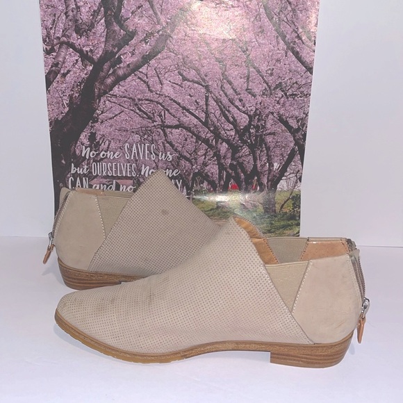 gentle souls Shoes - Gentle Souls Kenneth Cole tan bootie BLYSS CHELSEA tan leather suede boots 6.5